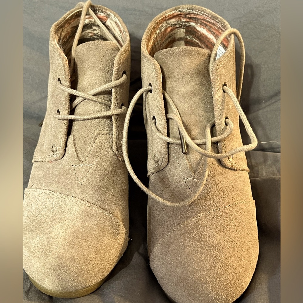 EUC Toms Womens 9 Desert Wedge Bootie